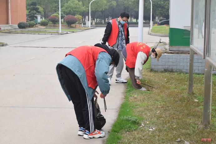 图片包含 户外, 草, 人, 男人描述已自动生成