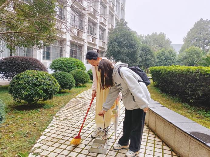 戴帽子的人在街道边走中度可信度描述已自动生成